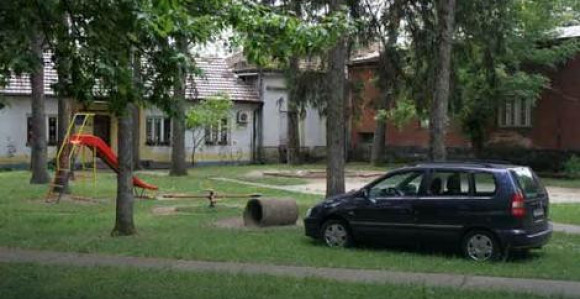 Vaspitačica parkira na mjestu za dječju igru
