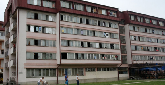 Staklo sa prozora palo na studente u Banjaluci