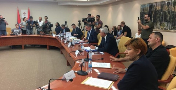 Padaju sve maske u Parlamentu RS