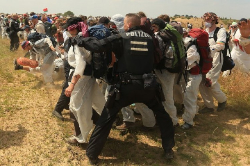 Sukob policije i demonstranata