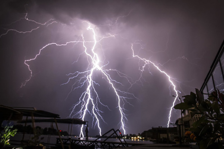 Vozio traktor, pa ga udario grom