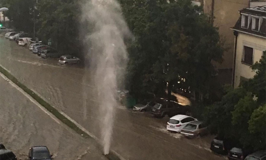 Beograd: Gejzir nasred ulice 