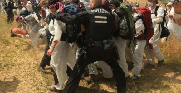 Sukob policije i demonstranata