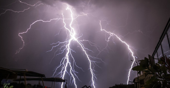 Vozio traktor, pa ga udario grom