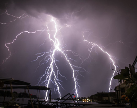 Vozio traktor, pa ga udario grom