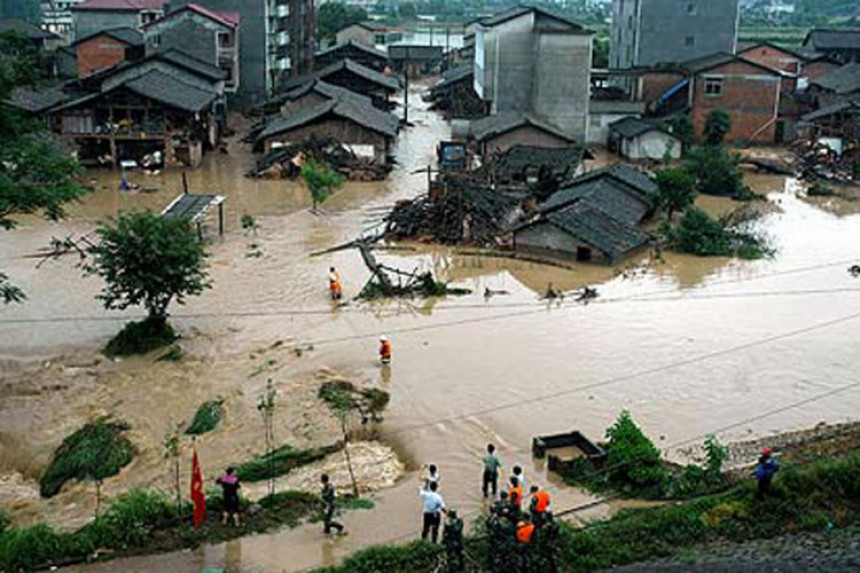 У поплавама погинуло 154 људи, нестало 124