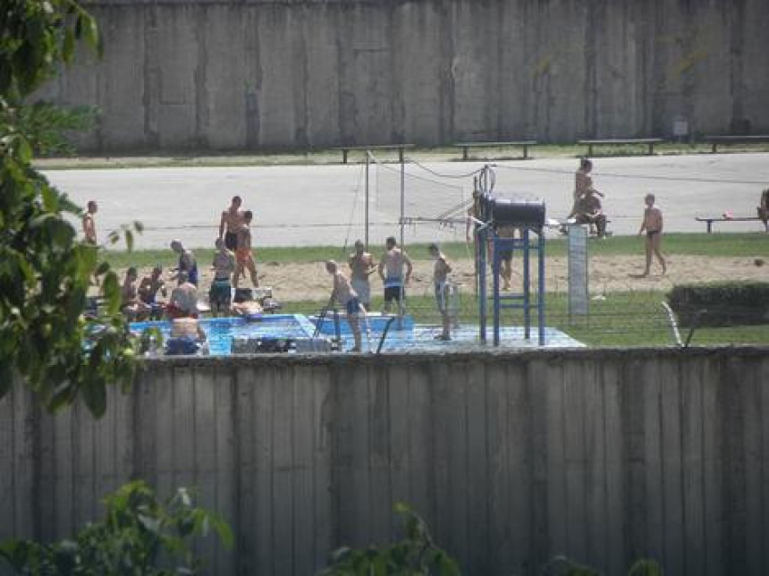 Затвореници уживају на базену у КПЗ Туњице 