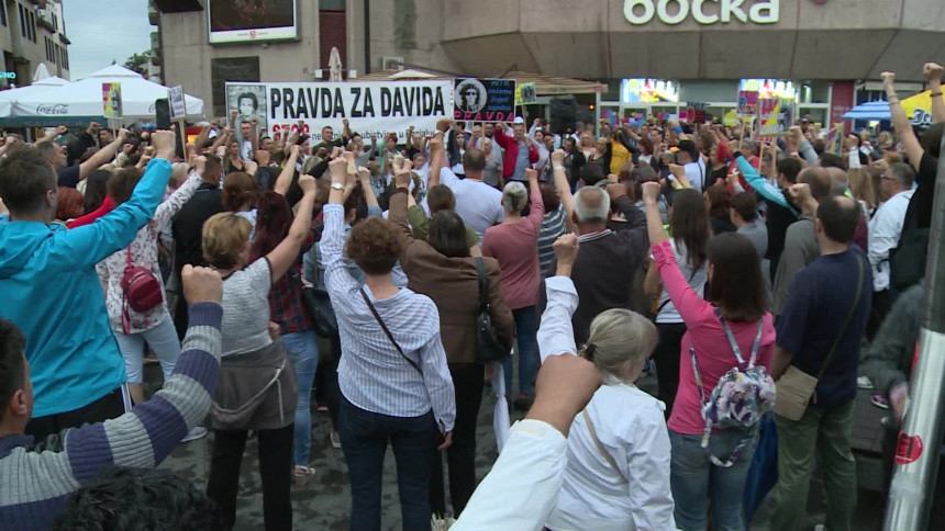 David je uveden u zgradu policije