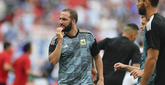 Iguain između ostanka u Seriji A i Premijer lige...