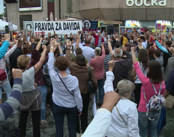 David je uveden u zgradu policije