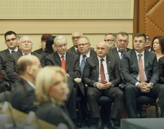 Мијењају ресоре, а за резултате нико не пита