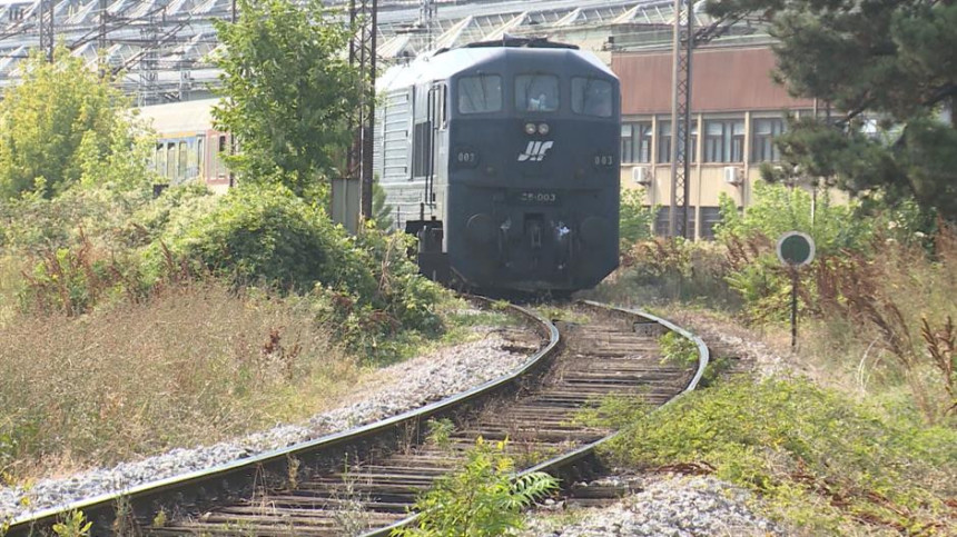 Dvoje mladih skočilo pod voz