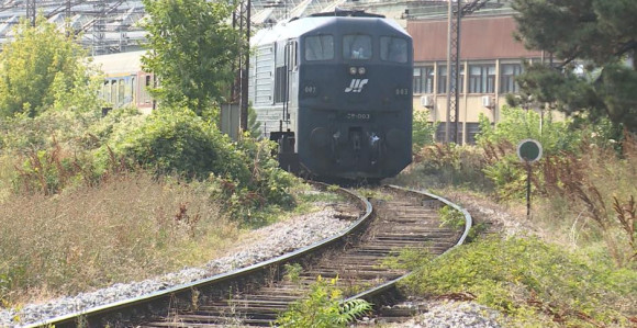 Dvoje mladih skočilo pod voz