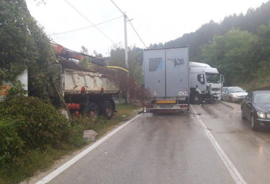 Директан судар 2 камиона, возачи повријеђени