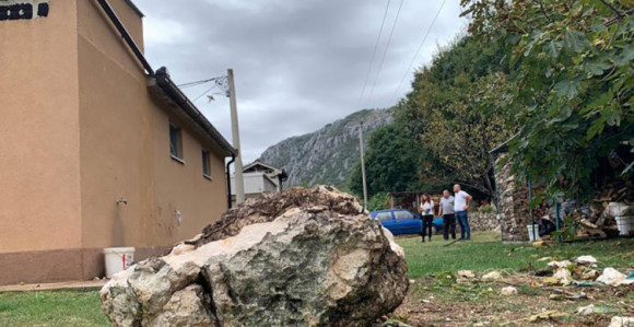 Velika stijena obrušila se i udarila u kuću 