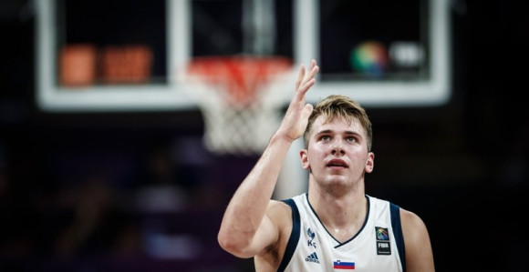 Video: On SE IGRA košarke!