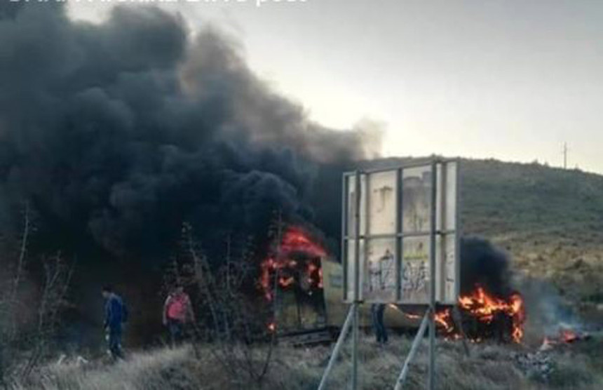 Камион се запалио изгорио возач