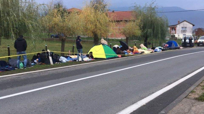 Migranti dočekali jutro na Izačiću