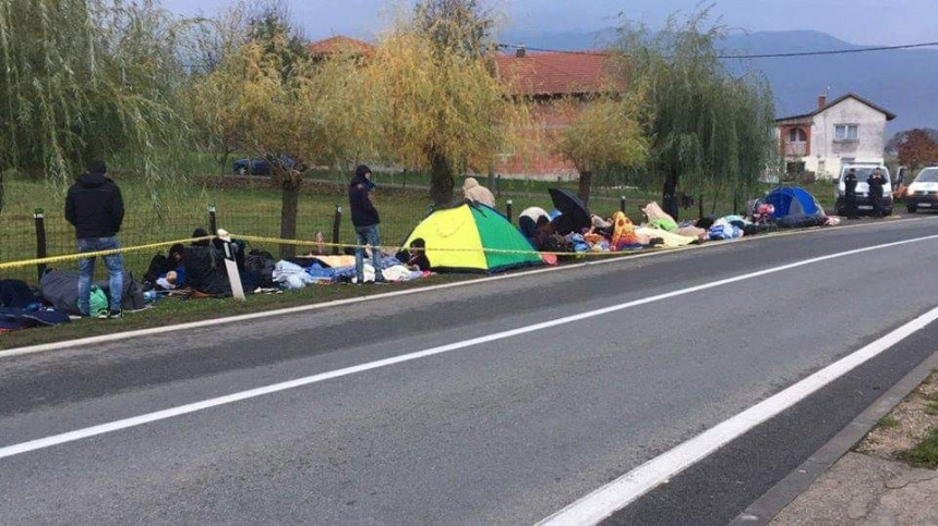 Мигранти дочекали јутро на Изачићу