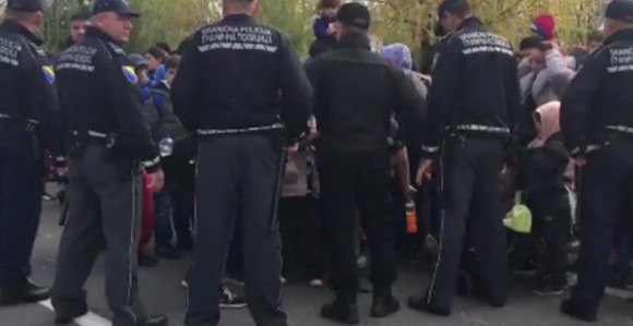 Grupa migranata moli za prolazak