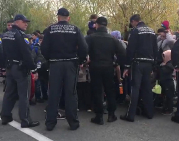 Grupa migranata moli za prolazak