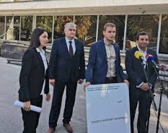 Poslanici ispred NSRS: Nećete nas ućutkati!