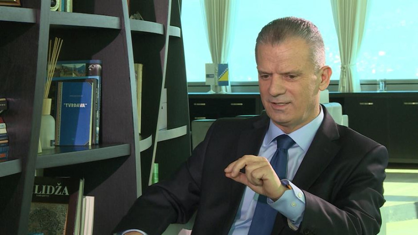 Радончић: Иза тротоара стоји нека будалетина