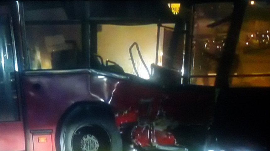Beograd: Džip se zakucao u autobus