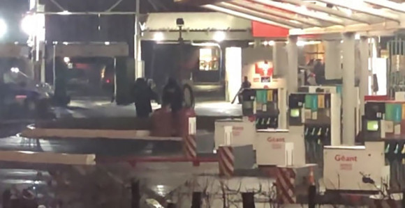 Muškarac na pumpi prijeti granatom 