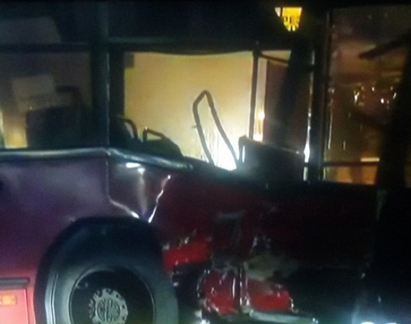 Beograd: Džip se zakucao u autobus 