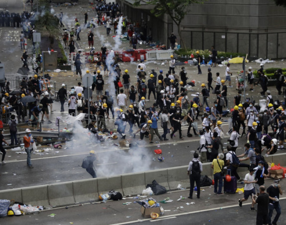 Након немира у Хонгконгу, сутра локални избори