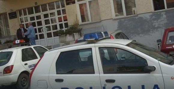 Đak bacio suzavac u školi u Beogradu