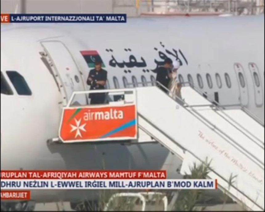 U avionu ostali otmičari i dio posade