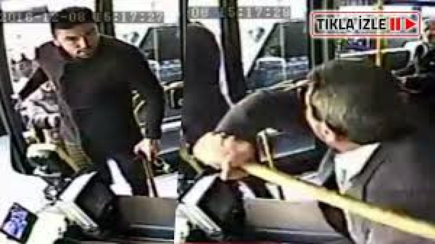 Video: Turski fudbaler krenuo da bije vozača autobusa, pa pobjegao kad je video bejzbolku!