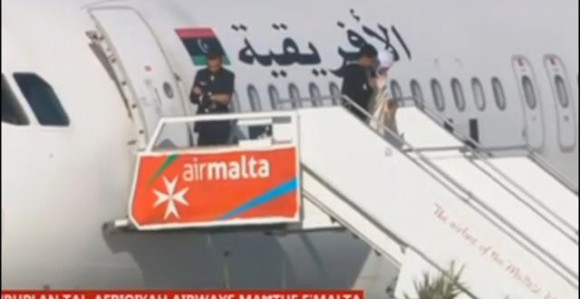U avionu ostali otmičari i dio posade