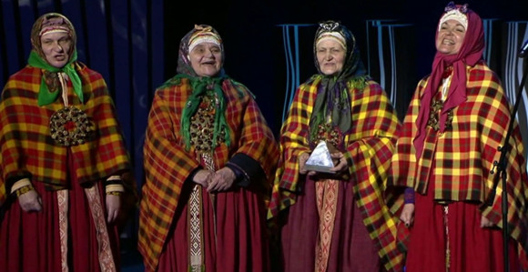Video: Porzingisove baba, prababa i sestra primile trofej, pa zapjevale!