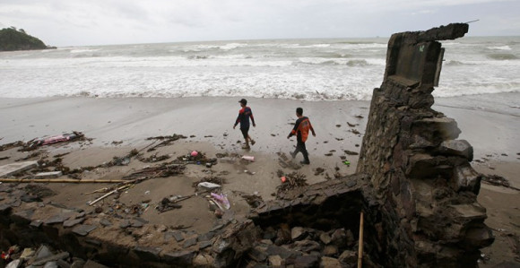 Дјечак: Талас ме закуцао у ограду