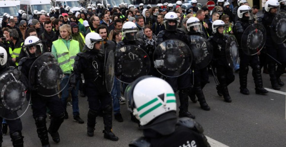 Снимак полицајца шокирао Французе