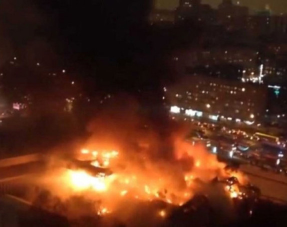 Пожар захватио тржни центар у Москви