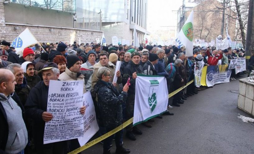 Protestuju ispred Parlamenta FBiH