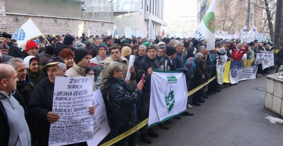 Protestuju ispred Parlamenta FBiH