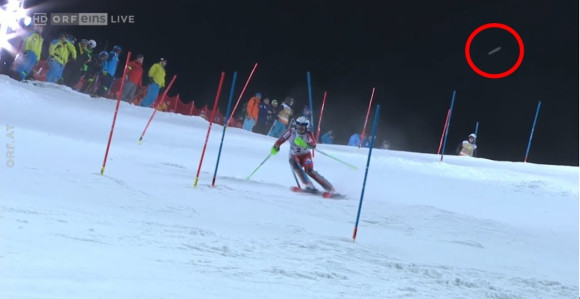 Video: Gađali grudvama skijaša dok je vozio slalom!