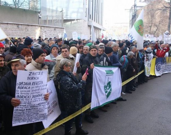 Protestuju ispred Parlamenta FBiH