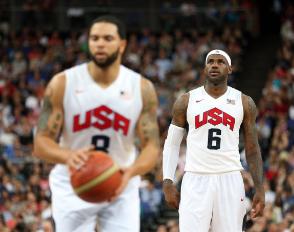 Lebron dobija i pleja!