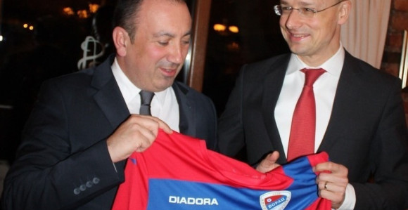 Mađarskom kolegi poklonio dres