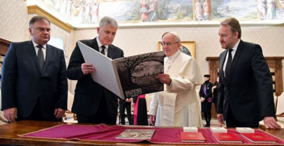 Papa Franjo dobio knjigu na poklon