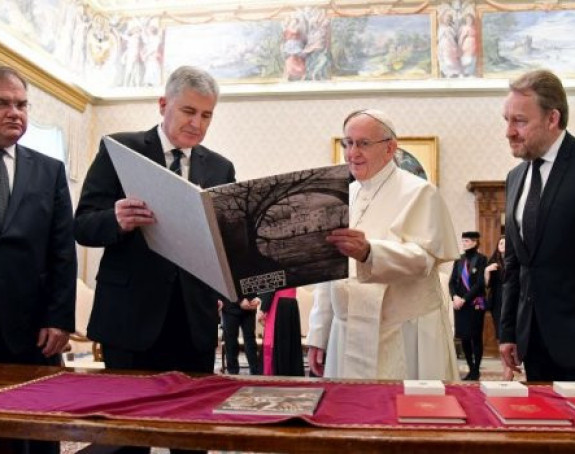 Папа Фрањо добио књигу на поклон