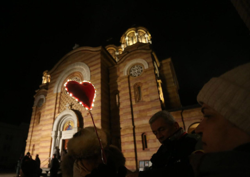 Građani ponovo zapalili svijeće