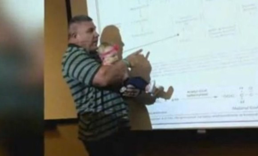 Како је реаговао: Са бебом на предавање