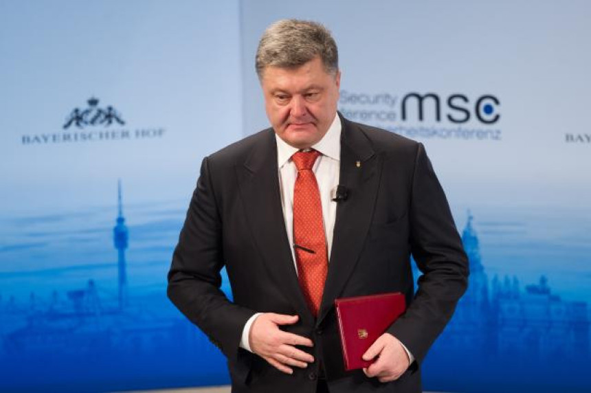 Порошенко поклонио оружје фудбалерима!